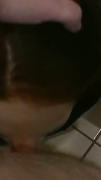 Pokojówka POV Sex oralny na podłodze z płytkami