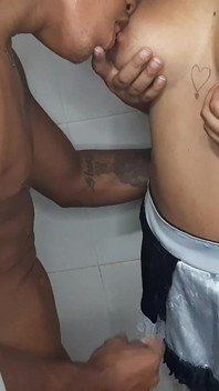 Melany zuigt mijn lul onder de douche