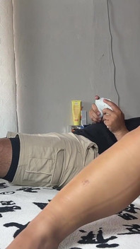 Abang tiri saya bermain video permainan dan saya bermain dengan zakarnya