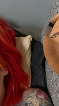 Masturbazione solista rossa tatuata scarlett love scopa la sua figa pelosa con un vibratore viola fino all'orgasmo 4k