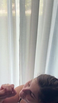 Blowjob dan pancutan muka di tepi tingkap membenarkan jiran menonton