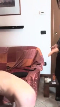 Ragazza di pelle si scopa il culo con un dildo