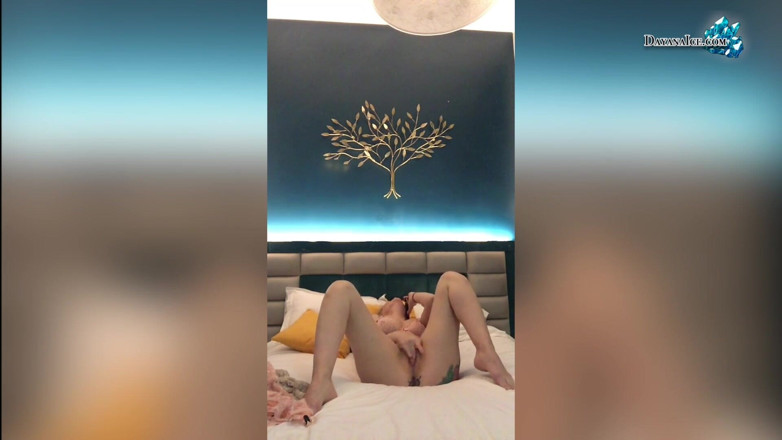 Dayana Ice: Tutkulu orta yaşlı seksi kadın kamerada ıslak amcığını okşuyor
