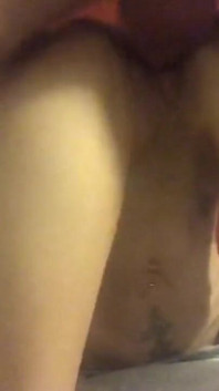 彼女は口で犯され、その後ひっくり返って後ろから良い角度から突かれる