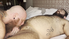 ScruffyStocky: Chlupatý medvěd nahoře šuká štěně bez kondo, misionář hluboký krk a plácání...