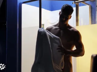 Le jumelle Troye Dean le regarde et il aime ce qu'il voit !