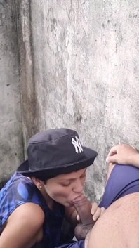 Ho messo la lesbica a pagare per un pompino sulle scale.