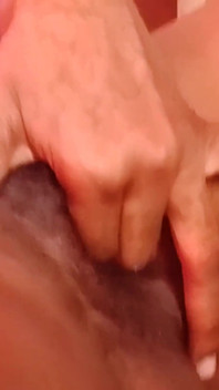 Menjolok pepek berbulu saya memerah buah dada besar saya menggoncang pantat saya