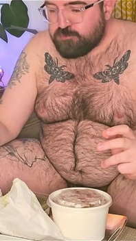 Il patrigno si riempie la faccia di un takeaway e si diverte così tanto che si masturba con i sughi!