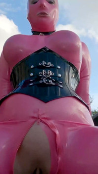 Cristal, versaute rosa gummipuppe wird draußen pOV gefickt