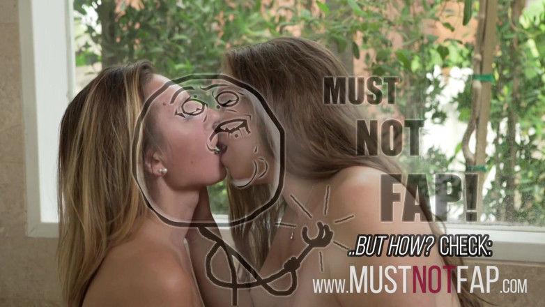 Leon Lambert Girls Twerk Parties CFNM: Tutte naturali meravigliose lesbiche in bagno