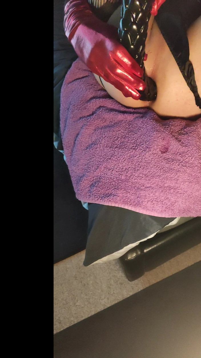 Sallyann: Monstrózní dildo