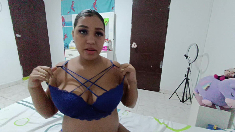 Keilimar Gomez: Fratele meu vitreg se excită făcând niște fotografii sexy cu...