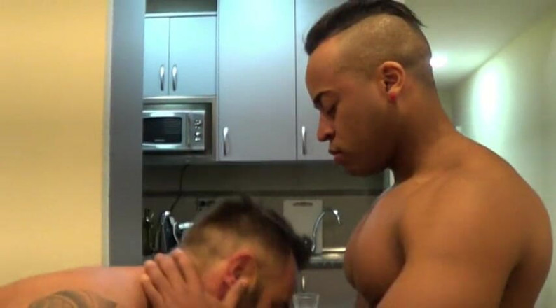 Gaybareback: Maritn Mazza futută fără prezervativ de o negresă XXL