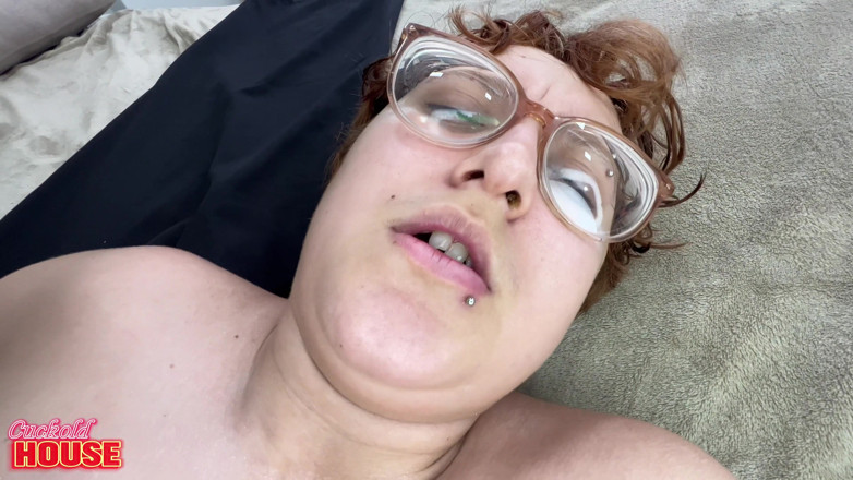 CuckoldHouse: 털이 무성한 보지로 이 음란한 유부녀의 구멍을 모두 뚫는 흑인 대물 자지
