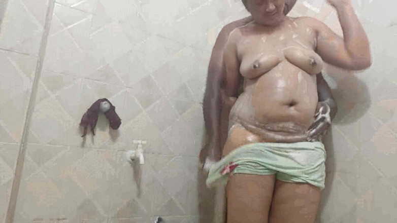 Sexy sindu: Seksi Sindu sevgilisiyle banyo yapıyor
