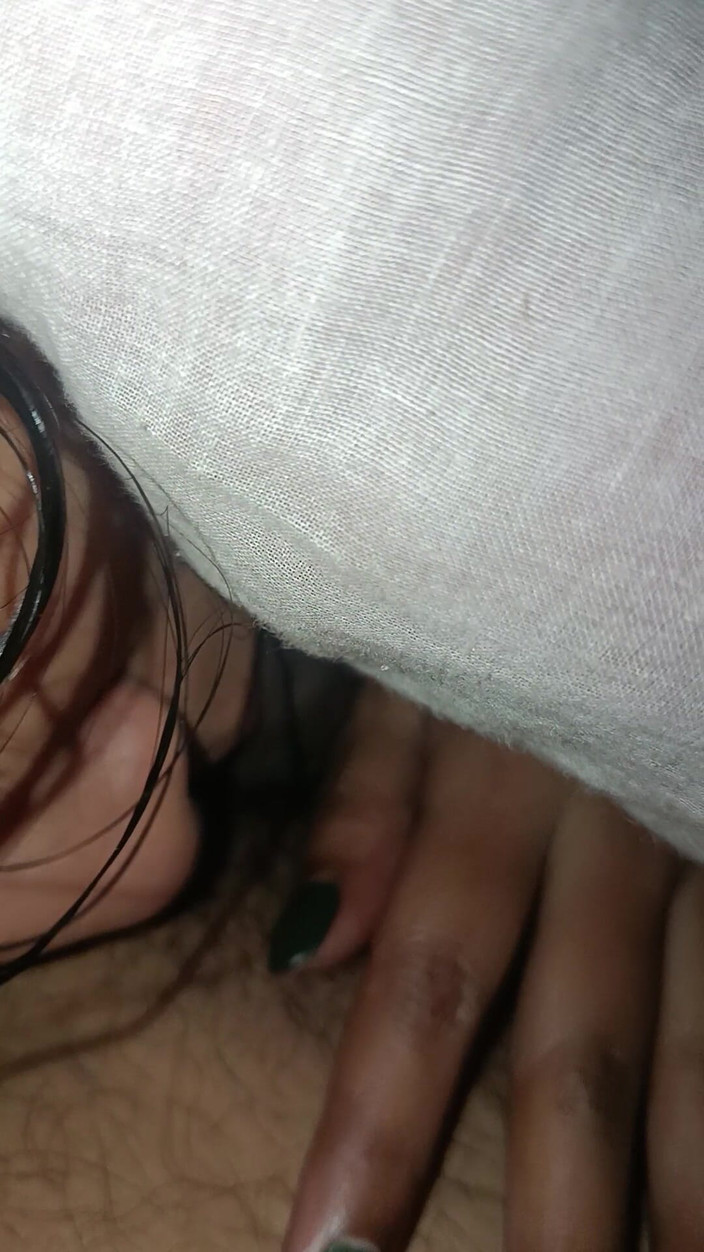 Viral: 美しい妻が私のチンコをしゃぶる。彼女はムラムラした女の子だ。