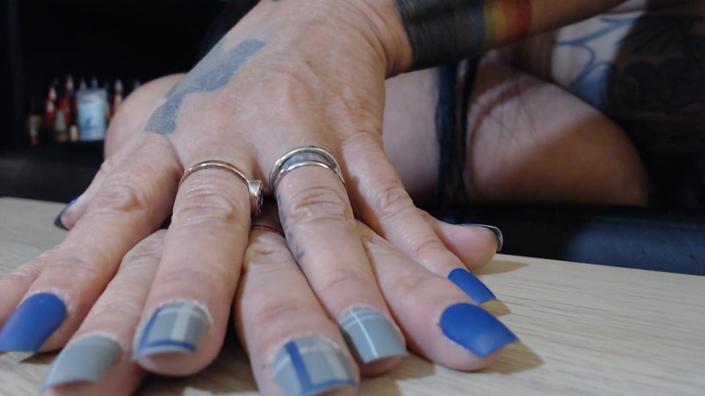 Abby Anna: Móc cua tôn sùng ngón tay