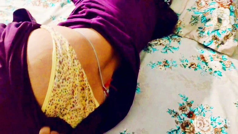 Reena Hottie: Kakak ipar dengan setelan pink meneleponku ke rumah dan berhubungan...
