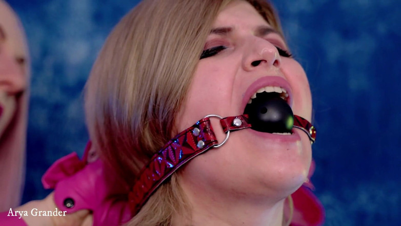 Arya Grander: Smyslná hra s gagem a ledem. Dvě sexy BDSM lesbičky...