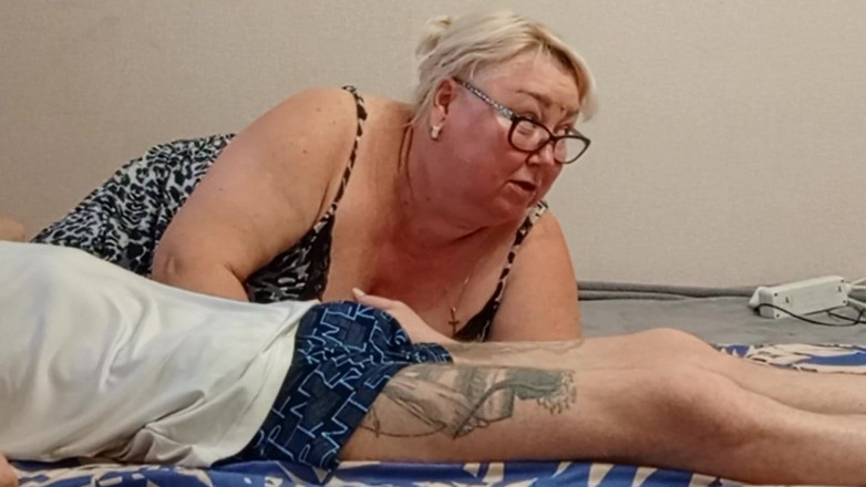 Zona901: Aku lagi asik nyepong kontol tetanggaku sampai crot di mulut