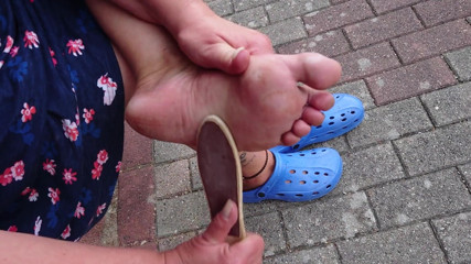 Hot-Pussy66: Outdoor foot care on the left foot