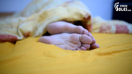 Czech Soles - foot fetish content: Ses pieds fatigués au lit