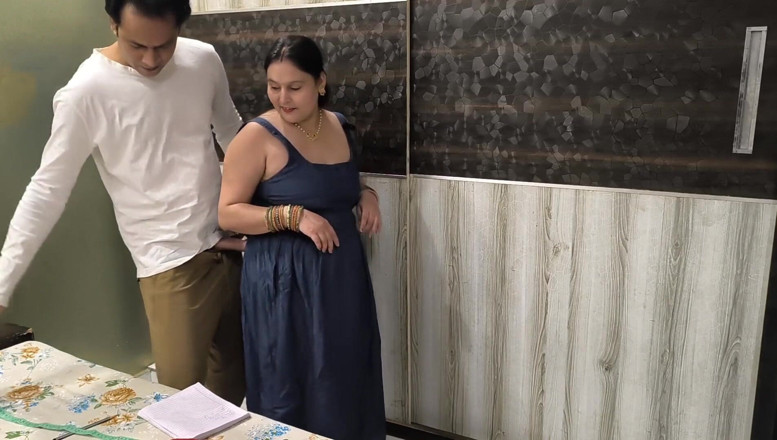 Desi chudai hub: Puja Bhabhi neuken met kleermaker voor het saaien van een...