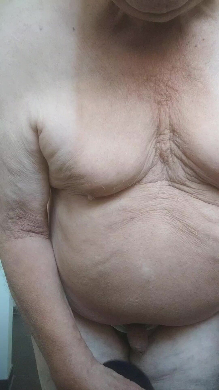Karlchengeil: Nahý v koupelně