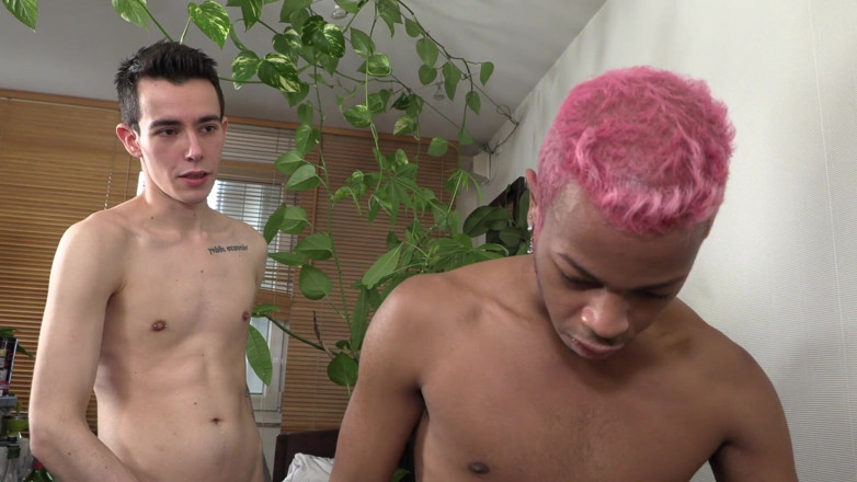 Gaybareback: Français jumelle se fait baiser par 2 grosses bites
