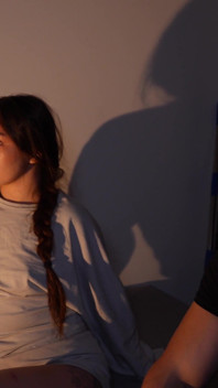 La mia ragazza viene dal garage. Adoro venire dentro di lei, e lei mi succhia le dita dei piedi e mi lecca i piedi con la lingua bagnata