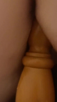 Nackte blonde ehefrau mit großen brüsten reitet bettpfosten