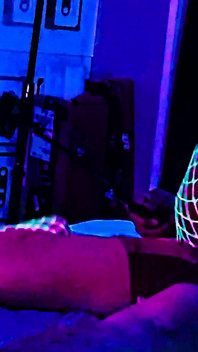 Ebenholz neko spielt mit dem kleinen bleu J in uv-farben