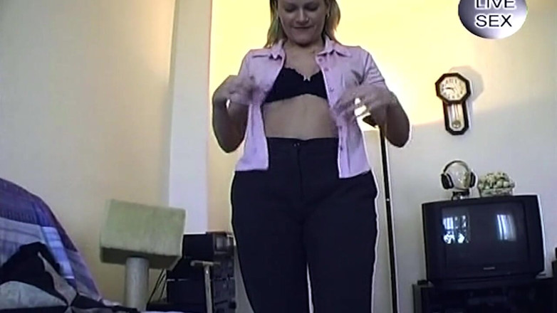 Deutsche Amateur Pornos: La miLF bionda con il dildo allarga la figa larga...