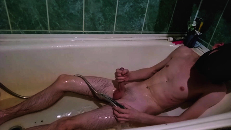 Fish Cam: Twink kurus mencuci di bilik air dan menyentuhnya untuk menghabiskan,...