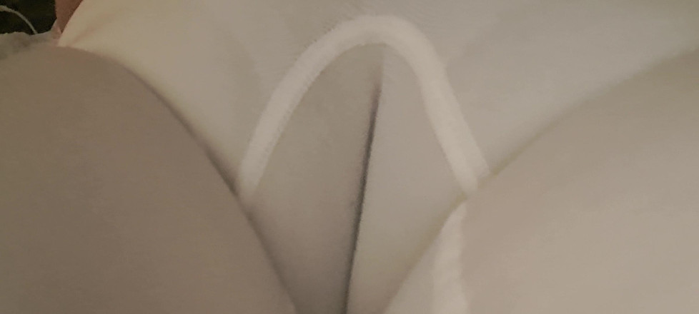 Mommy big hairy pussy: La linea della vagina della milf è segnata nelle sue mutandine