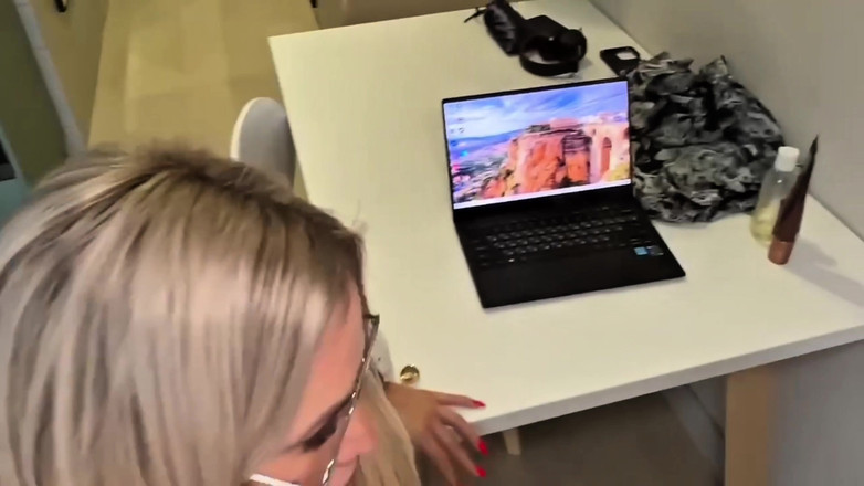 MurAmurr: Sekretaris seksi ini nggak punya kemampuan untuk menyelesaikan pekerjaannya! Tapi...