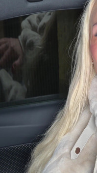 Die blonde sekretärin will nach dem treffen von ihrem chef gefickt werden und in ihre muschi kommen