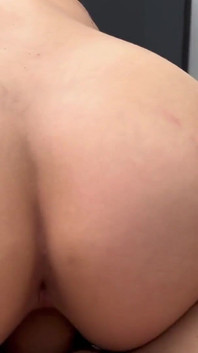 Follada caliente en primer plano con la hermosa rubia Maya Rose engañando a su marido