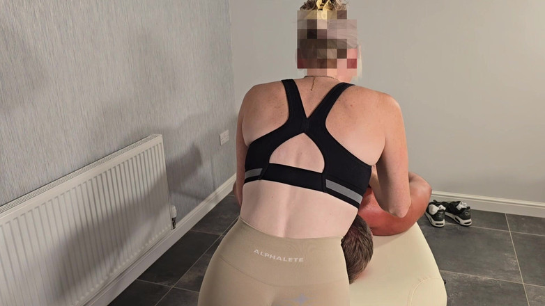 MassageRoomX: Профессиональная массажистка знает, что нужно делать