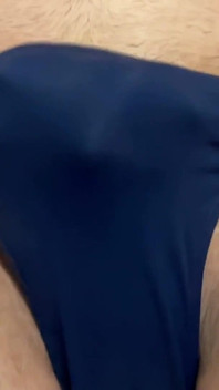 Succhia un carico nello Speedo blu