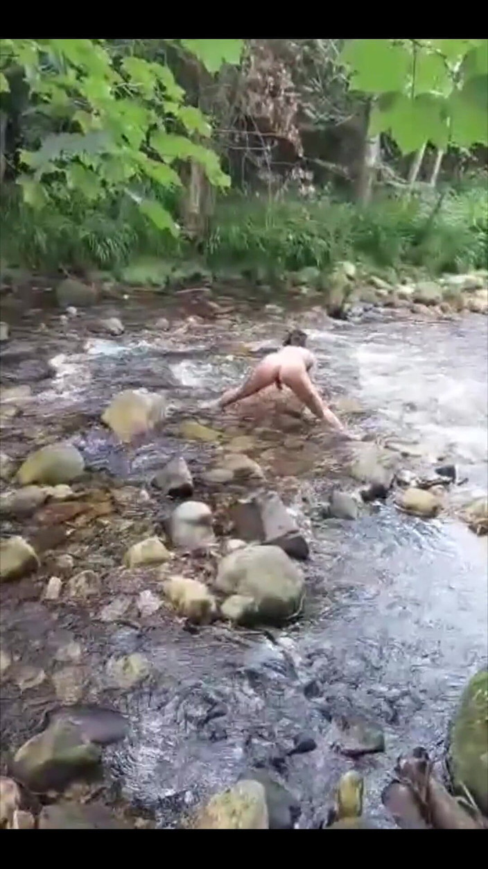FayahGirl: 내 친구는 또한 나에게 강에서 놀고 있는 작은 클립을 녹음했다.