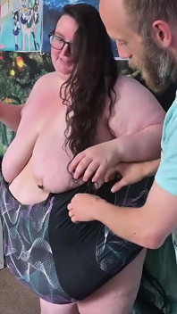 Aiuta la sexy sSBBW in costume da bagno stretto
