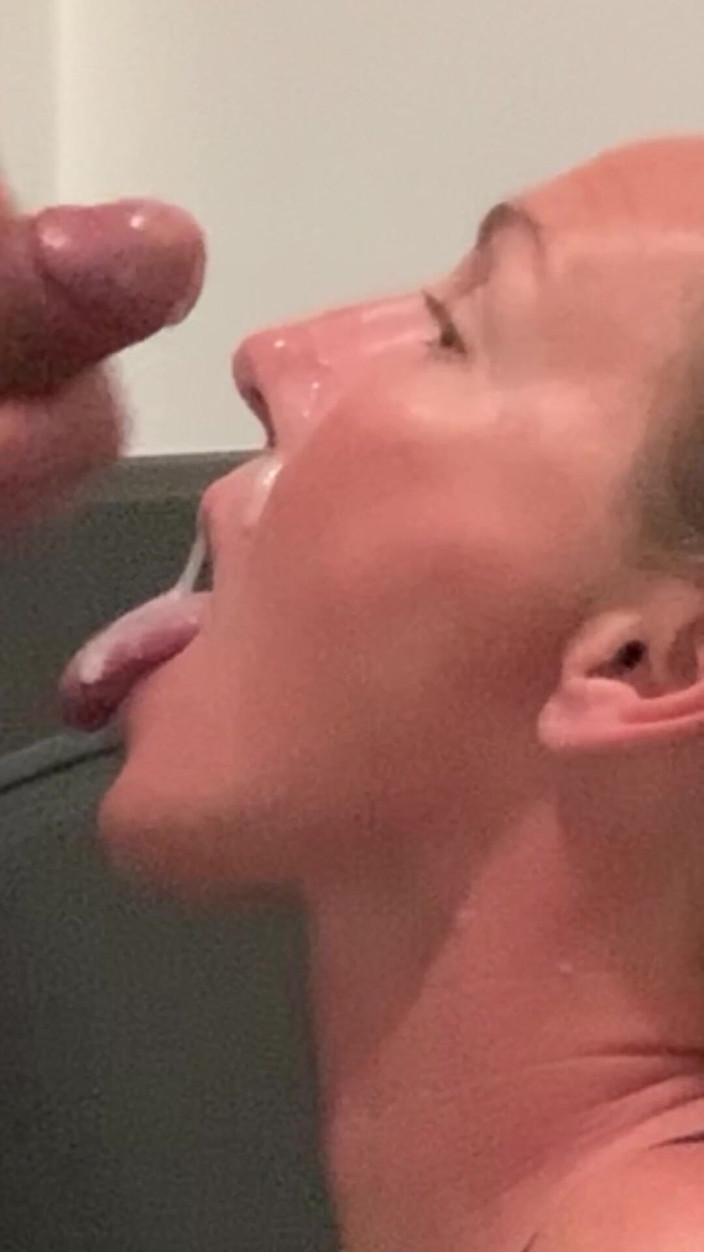 Farmers Wifey: Da vicino inzuppato di sperma sottomesso enorme sborrata in faccia