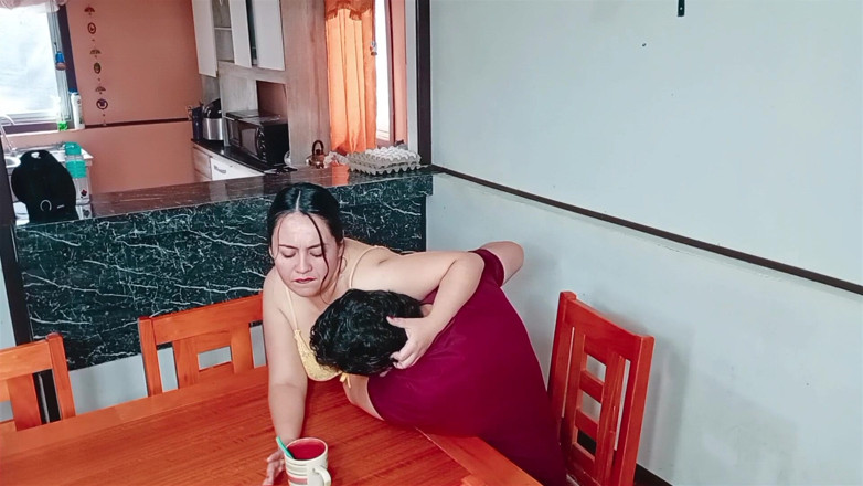 Kellyhotstepmom: Moje nevlastní matka mi přináší kafe