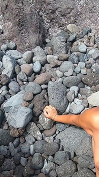 La mia moglie nuda dai capelli corti succhia il mio cazzo all'aperto su una spiaggia
