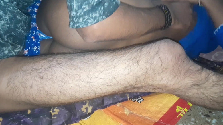 xxxking: Wanita desi India berkongkek romantis - video penuh