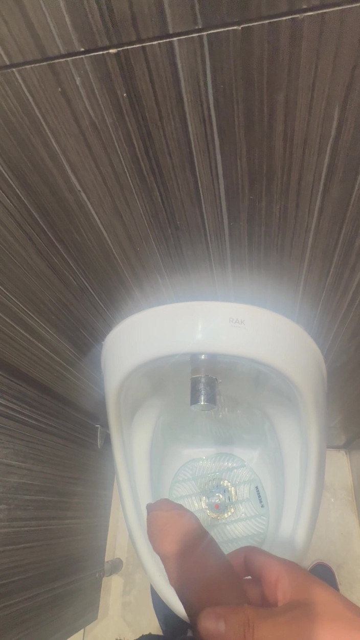 Hot dick in your ass: Aku ngegodain pria ini di toilet umum sama kontol besarku...