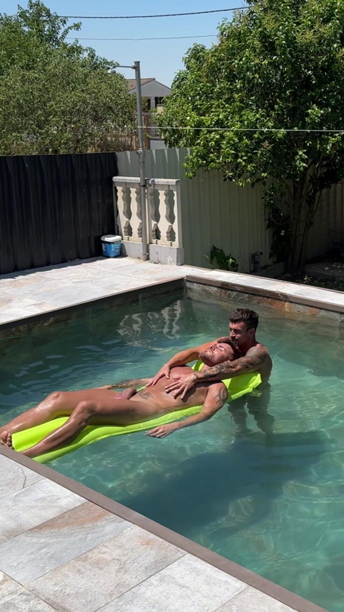 Carlos and Hector: Sexo En La Piscina