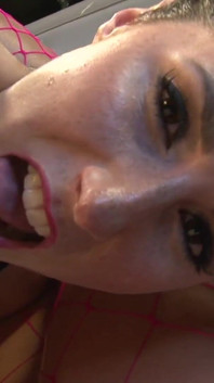 İki esmer ve sarışın orta yaşlı seksi kadın ateşli amcıklarına seks oyuncaklarıyla mastürbasyon yapmayı ayarlıyor